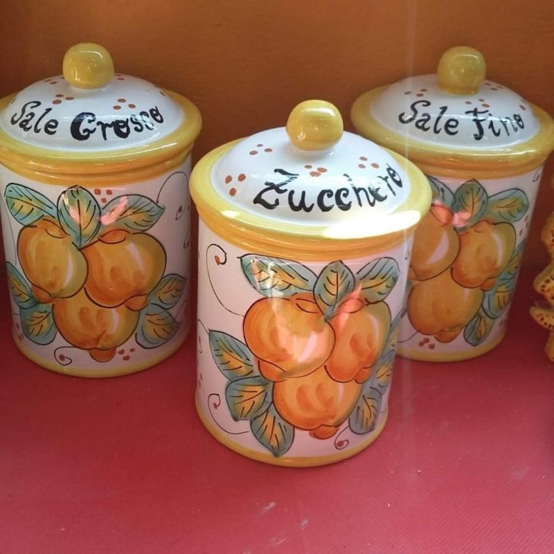 Set de latas línea limones de color blanco fondo. Cerámica Vietri pintada a mano.